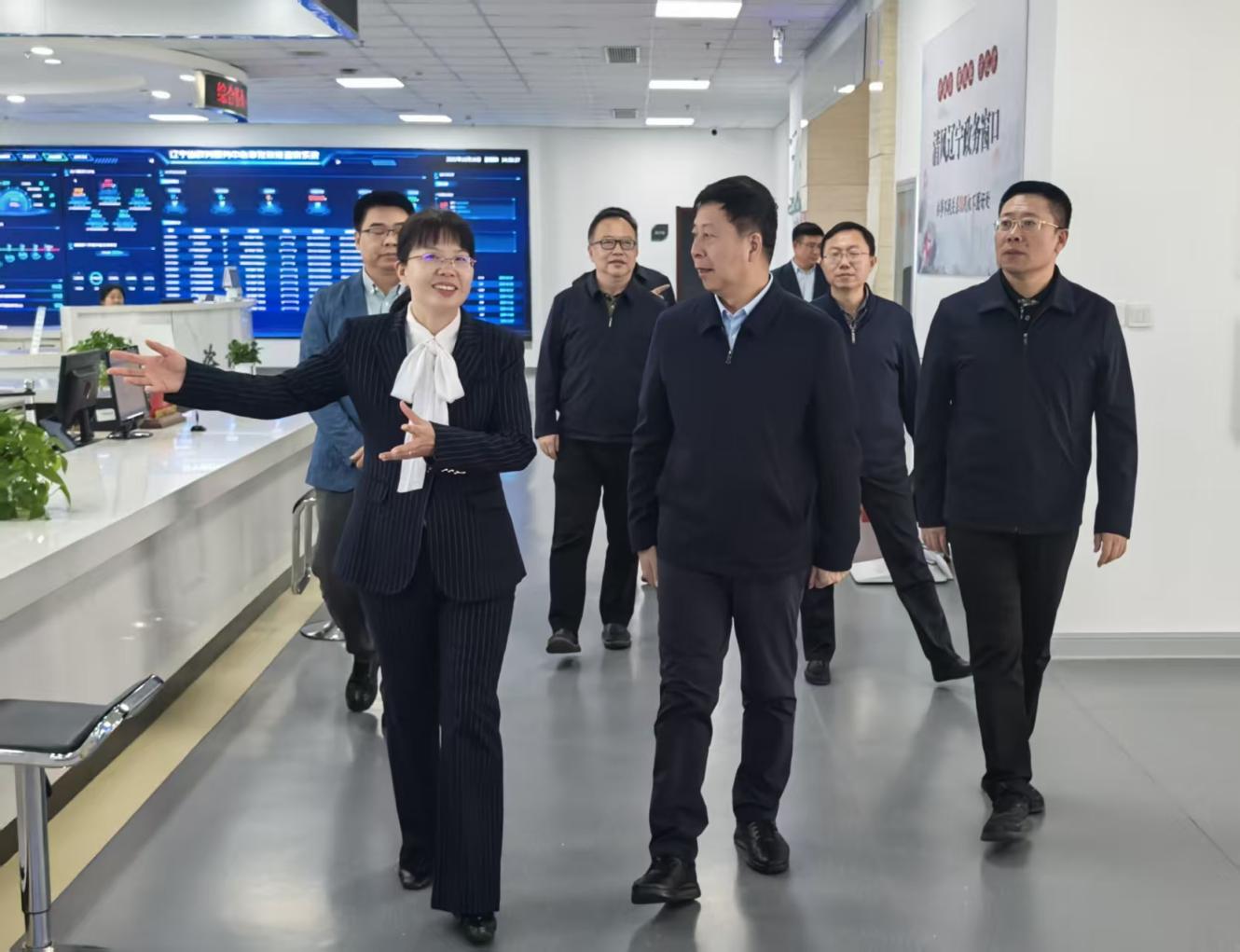 黄芳赴省政务服务中心调研指导广电行政审批服务工作